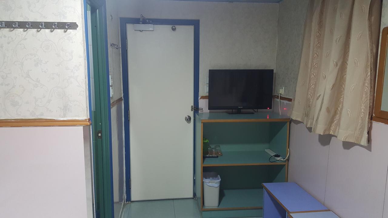 Wing Wah Hostel Цзюлун Экстерьер фото